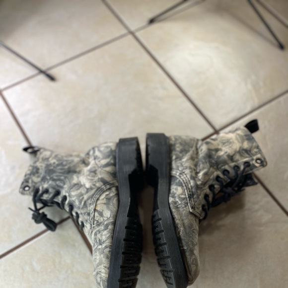 DR MARTENS BLACK CORE BECKETT SKULL ROSE - Picture 3 of 6